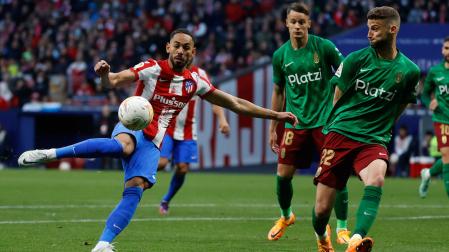 El delantero brasileño del Atlético de Madrid Matheus Cunha remata de volea ante varios jugadores del Granada