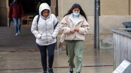 Dos personas caminan por Pamplona el día adiós a la mascarilla