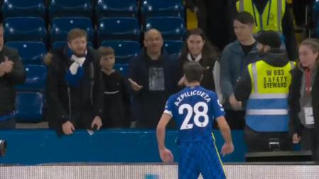 César Azpilicueta habla con los hinchas del Chelsea tras caer contra el Arsenal