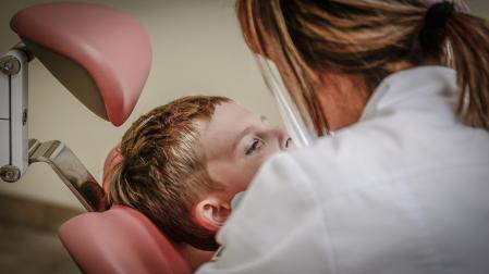 Dentista y paciente en consulta