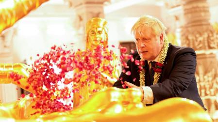 El prime ministro Boris Johnson, en el tempo Akshardham, durante su visita a India