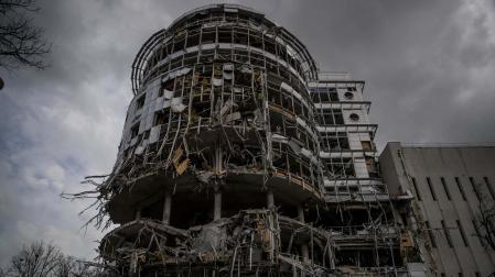Un edificio afectado por proyectiles de alto calibre, en Járkov.