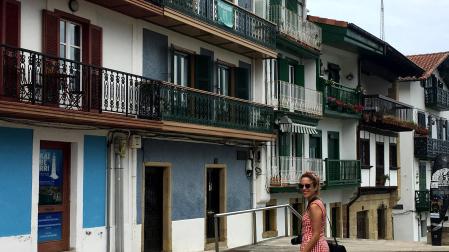 Andrea Jaurrieta buscando localizaciones para 'Nina' este verano.