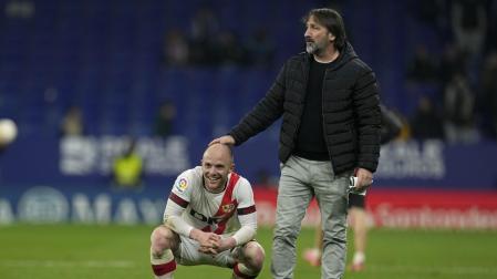 Isi, felicitado al final del partido contra el Espanyol