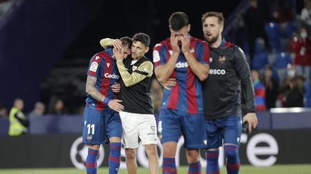 Jugadores del Levante, desolados tras la derrota