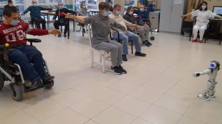 Usuarios del Centro de Día de la Fundación Instituto San José (Madrid) realizando sesiones grupales con el robot Inrobics Rehab