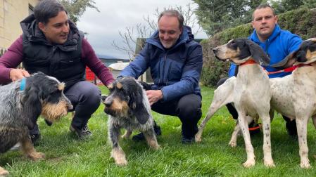 Javier Esparza (UPN), con perros de diferentes razas
