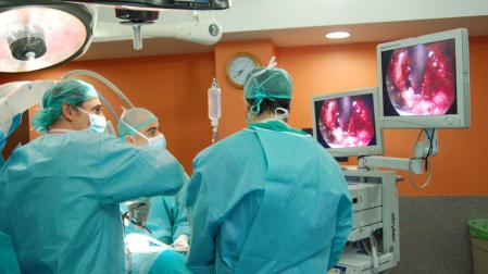 Un equipo de profesionales durante una intervención quirúrgica
CEDIDA

  (Foto de ARCHIVO)

22/03/2011 Operación cirugía columna