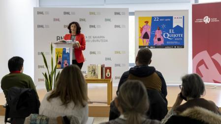 La poeta Ana Martínez Mongay, vocal de Literatura y Lingüística del Ateneo, ayer por la tarde durante la lectura
