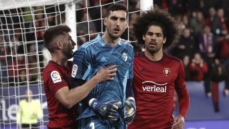 Sergio Herrera, jaleado por David García y Aridane, al detener el primer penalti de Benzema del partido del pasado miércoles en El Sadar