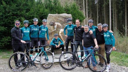 Manolo Azcona, Juanjo Oroz y los siete ciclistas que van a tomar parte en la Lieja, ayer por la mañana en el monumento a Eddie Merckx