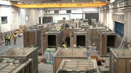Imagen de varias viviendas en construcción de forma industrializada.
