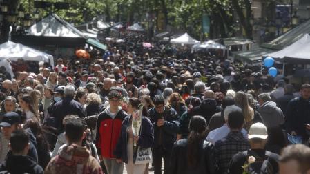Ciudadanos visitan de manera multitudinaria las casetas de venta de libros con motivo de la celebración de Sant Jordi en Barcelona este sábado