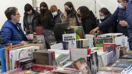 Numerosas personas permanecieron apostadas en las casetas de los libreros