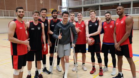 El pasado viernes el Basket Navarra recibió la visita de Pablo Yárnoz. De izda a dcha. Jordan Rogers, David Font, Pablo Treviño, Adrián García, Iñigo De la Hera, Pablo Fernández, Tate Hoffman, Javier Balastegui, Stephen Ugochukwu, y con muletas, Pablo Yárnoz