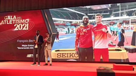 François Beoirngyan recibe el premio de manos de Rodrigo Domínguez, presidente de la Federación Navarra de Atletismo.