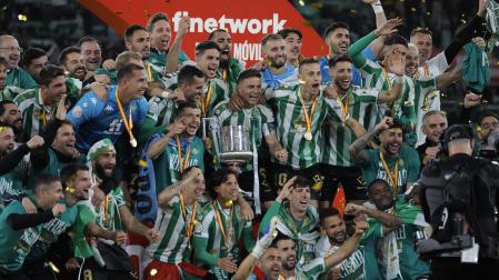 Los jugadores del Betis posan con la Copa del Rey tras ganar al Valencia en la final de La Cartuja