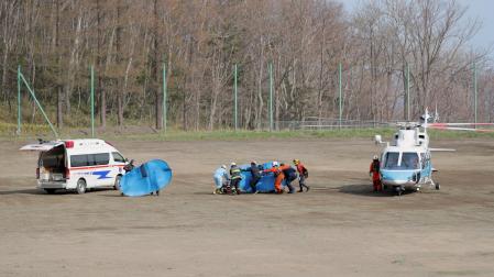 Efectivos sanitarios trasladan a parte de los pasajeros localizados de la embarcación turística accidentada en Japón