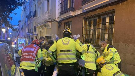 Efectivos del SAMUR atienden a uno de los heridos por inhalación de humo en el incendio