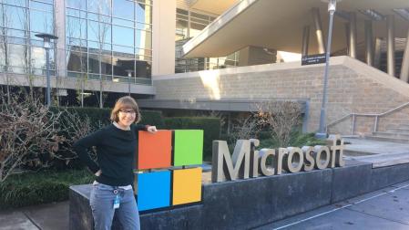 La informática navarra posa en el exterior del laboratorio central de Microsoft en Redmond, en Seattle