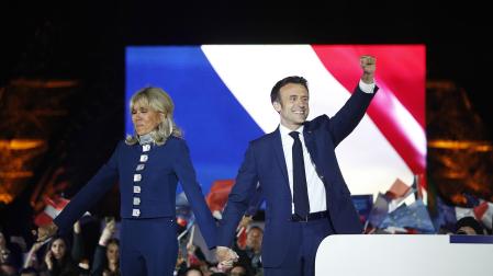 Emmanuel Macron junto a su esposa, Brigitte Macron, celebrando el triunfo electoral en París