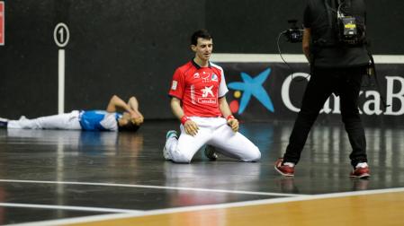 Jokin Altuna, arrodillado, nada más conseguir la primera victoria en la liguilla de cuartos del Manomanista