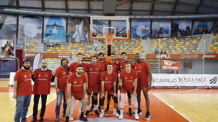 CON DEDICATORIA. Los jugadores y cuerpo técnico lucen camisetas con el 12 de Pablo Yarnoz