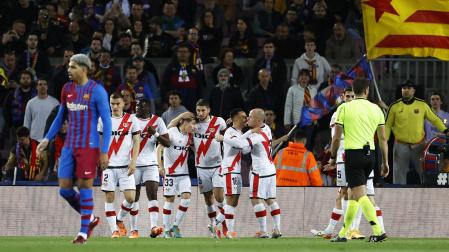 Los jugadores del Rayo celebran el tanto de Álvaro ante el abatimiento de Araujo
