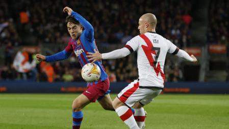 Gavi e Isi Palazon pugnan por el balón durante el encuentro