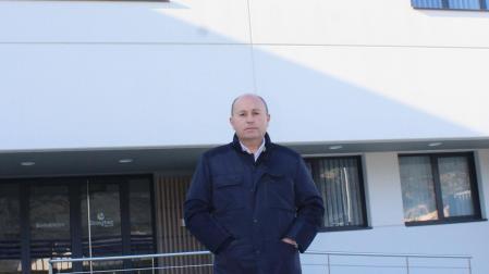 Carlos Lecea frente a las nuevas instalaciones de Ecoytec en el polígono Las Landas