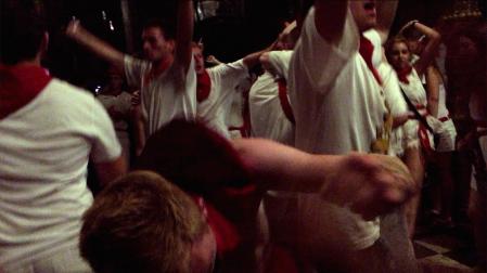 Un momento de la película H, en la que cuatro jóvenes recorren la fiesta nocturna de San Fermín por las mismas calles que pudo pasar sus últimas horas Hilario Pardo.