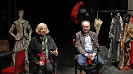 Grego Navarro, gerente del Teatro Gayarre, durante la rueda de prensa junto al dramaturgo Víctor Iriarte, creador de Crónica de un aniversario, acto central conmemorativo