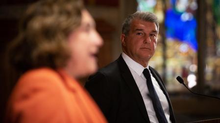 El presidente del FC Barcelona, Joan Laporta, observa a la alcaldesa de Barcelona, Ada Colau, durante la presentación de las novedades sobre la transformación del Espai Barça