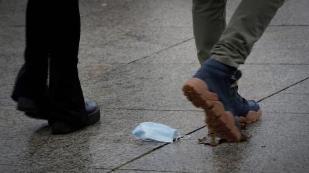 Una mascarilla tirada en el suelo