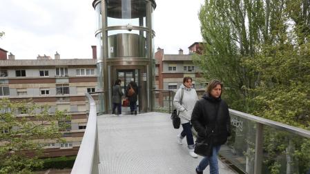 Estas infraestructuras repartidas por los diferentes barrios de la capital ayudan a salvar alturas entre calles, en la imagen en Monasterio de Irache, y, además, son ampliamente utilizadas por los ciudadanos
