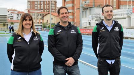 El presidente Pablo Branchi, entre los delegados Tania Sola y Jorge Illarramendi, ayer en Larrabide
