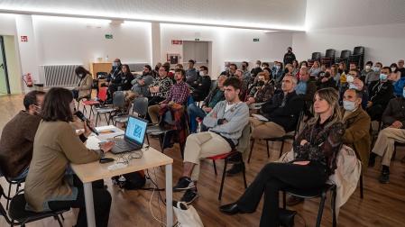 Un momento de la reunión a la que se convocó ayer a los vecinos de Arieta