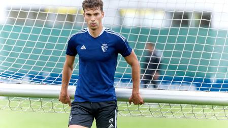 Lucas Torró, que volverá al equipo en Elche tras cumplir sanción, sujeta este miércoles una de las porterías en Tajonar