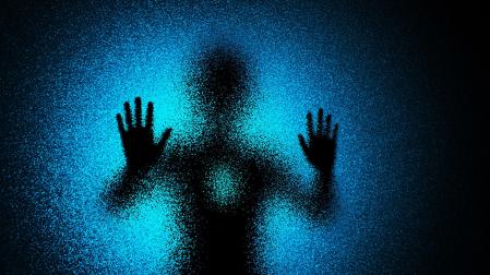 Joven tras un cristal