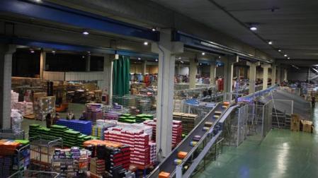 El almacén semi automatizado de 12.000 metros cuadrados de Orcoyen suministra a las 38 tiendas de Megacalazado de España.