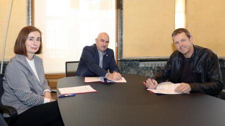 La directora general de Ordenación del Territorio, Izaskun Abril; el vicepresidente José María Aierdi, y el alcalde del Ayuntamiento de Larraun, Mikel Huarte