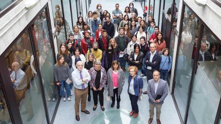 En primer término, de izda. a dcha., Gerardo Pisabarro (director del IMAB), Ramo Barrena (directora de la ETSIAB), Inés Olaizola (vicerrectora de Profesorado), Margarita del Val y Francisco Javier Arregui (vicerrector de Investigación)