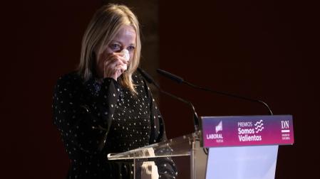 La rockera Aurora Beltrán contiene emocionada el llanto durante la entrega de los premios “Somos Valientas” en la catedral