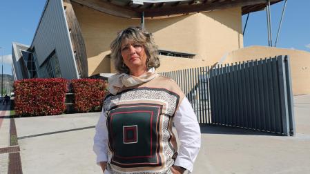 Patricia Marco Bach ante la ciudad deportiva del Valle de Egüés en Sarriguren, espacio que acoge varias iniciativas de Punto de Encuentro