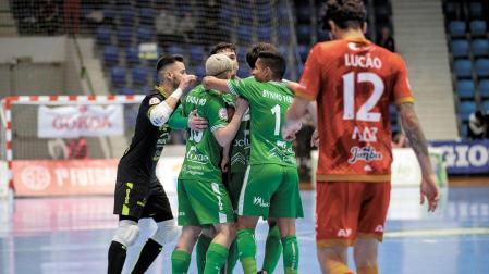 Los jugadores de Osasuna Magna celebran el primer gol, que lo marcó el cierre madrileño Toni