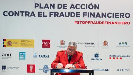 Juan Carlos Zapico, jefe de la Policía Foral, en la firma del protocolo de colaboración contra el fraude financiero