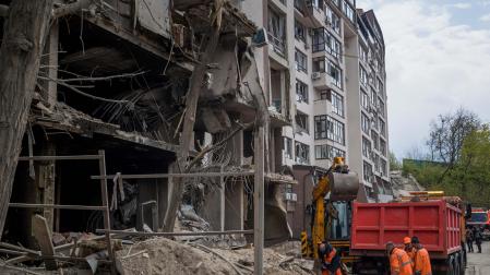 Vista de una zona donde impactaron misiles rusos este viernes en Kiev