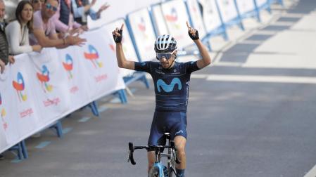 El colombiano Ivan Ramiro Sosa celebra el cuarto triunfo de Movistar en la temporada 2022