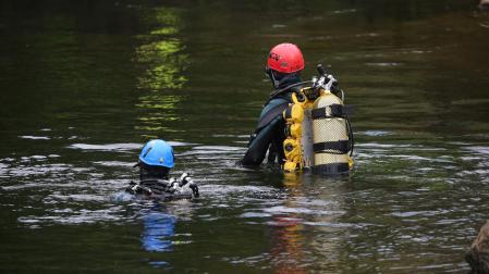 Los equipos de rescate buscaban en el río Miño, en el puente internacional de Arbo (Pontevedra) al menor que ha sido arrastrado por el agua