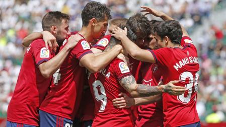 El delantero del Osasuna Ante Budimir celebra su gol de penalti nte el Elche , durante el encuentro Elche-Osasuna de Primera División de fútbol celebrado en el estadio Martinez Valero de Elche este domingo